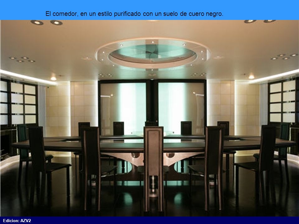 El comedor, en un estilo purificado con un suelo de cuero negro.