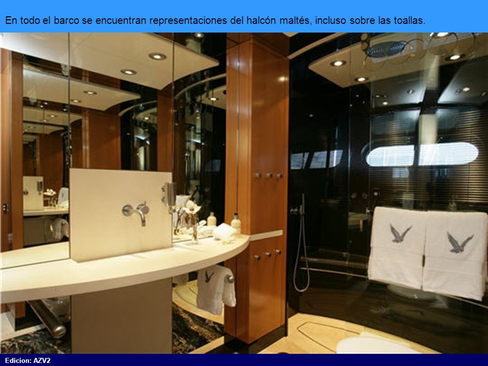 En todo el barco se encuentran representaciones del halcón maltés, incluso sobre las toallas.