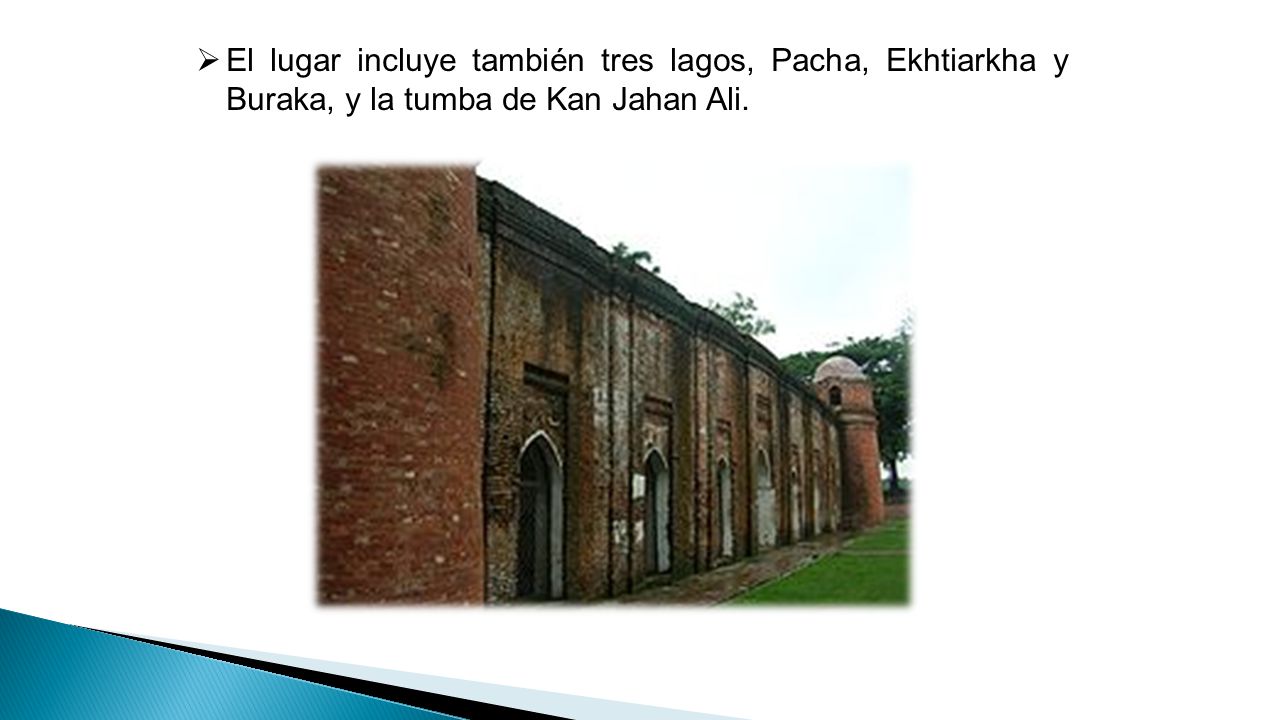 El lugar incluye también tres lagos, Pacha, Ekhtiarkha y Buraka, y la tumba de Kan Jahan Ali.