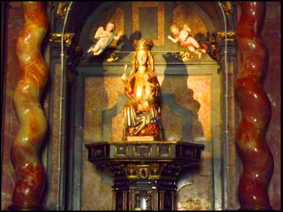 En el trascoro se encuentra el altar de Santa María la Mayor de estilo barroco constituido por seis grandes columnas salomónicas de mármol, otras cuatro columnas un poco más pequeñas de mármol rojo, también se utilizó mármol blanco.