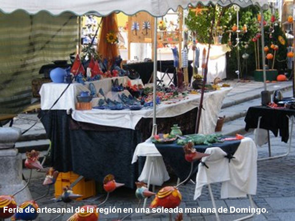 Feria de artesanal de la región en una soleada mañana de Domingo.