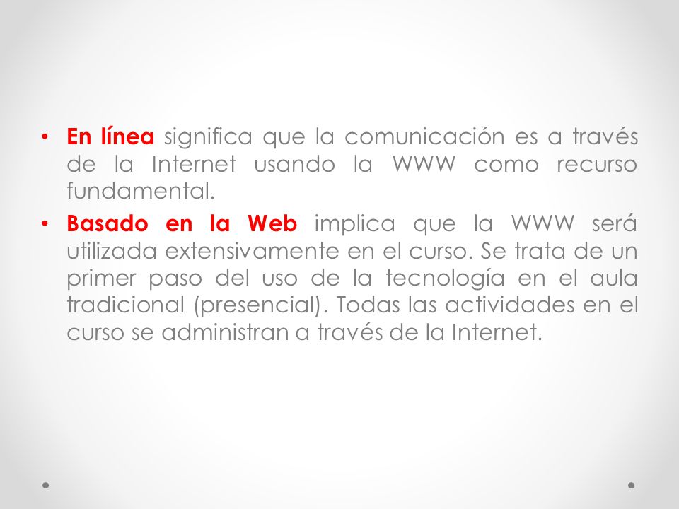 En línea significa que la comunicación es a través de la Internet usando la WWW como recurso fundamental.