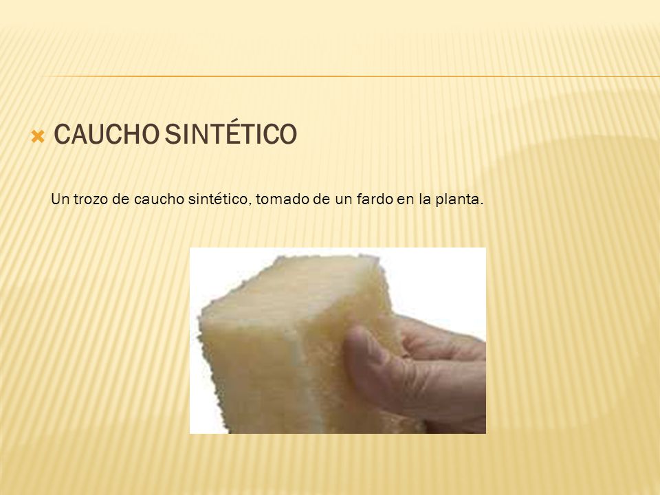 CAUCHO SINTÉTICO Un trozo de caucho sintético, tomado de un fardo en la planta.