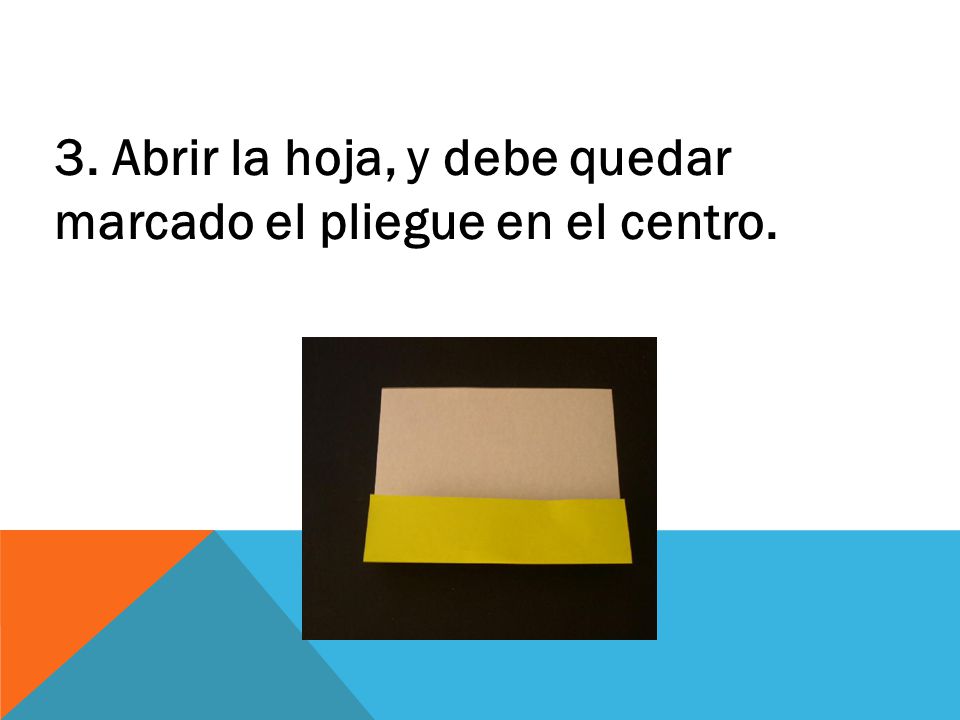 3. Abrir la hoja, y debe quedar marcado el pliegue en el centro.