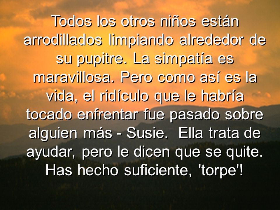 Todos los otros niños están arrodillados limpiando alrededor de su pupitre.