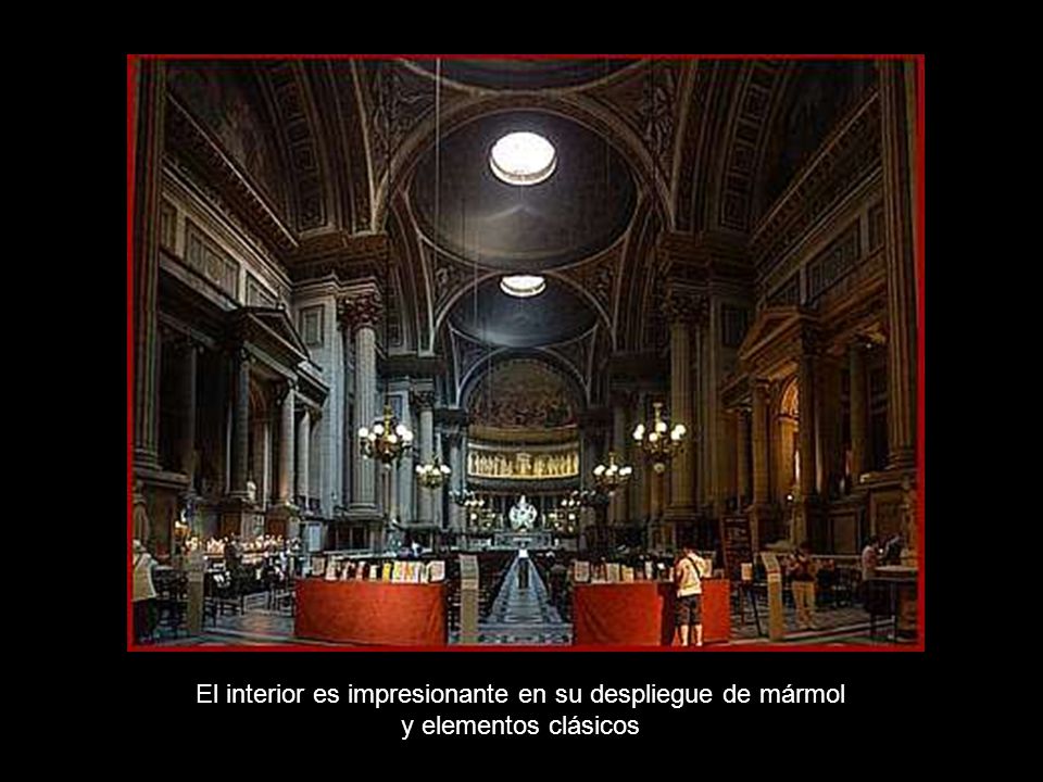 El interior es impresionante en su despliegue de mármol