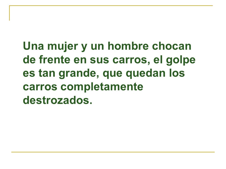 Una mujer y un hombre chocan de frente en sus carros, el golpe es tan grande, que quedan los carros completamente destrozados.