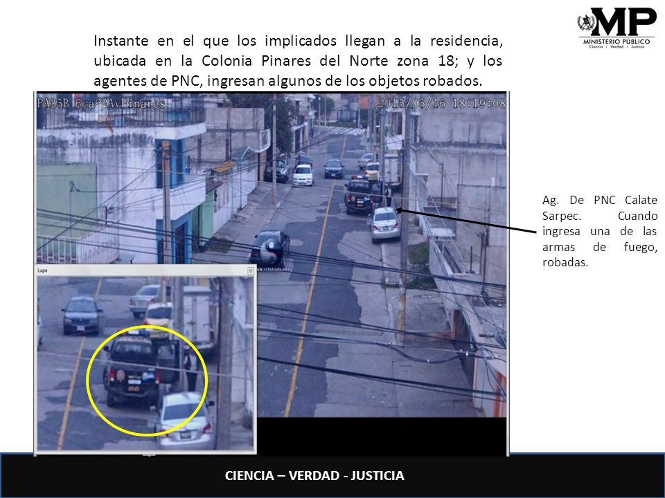 Instante en el que los implicados llegan a la residencia, ubicada en la Colonia Pinares del Norte zona 18; y los agentes de PNC, ingresan algunos de los objetos robados.