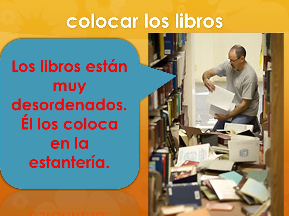 Los libros están muy desordenados. Él los coloca en la estantería.