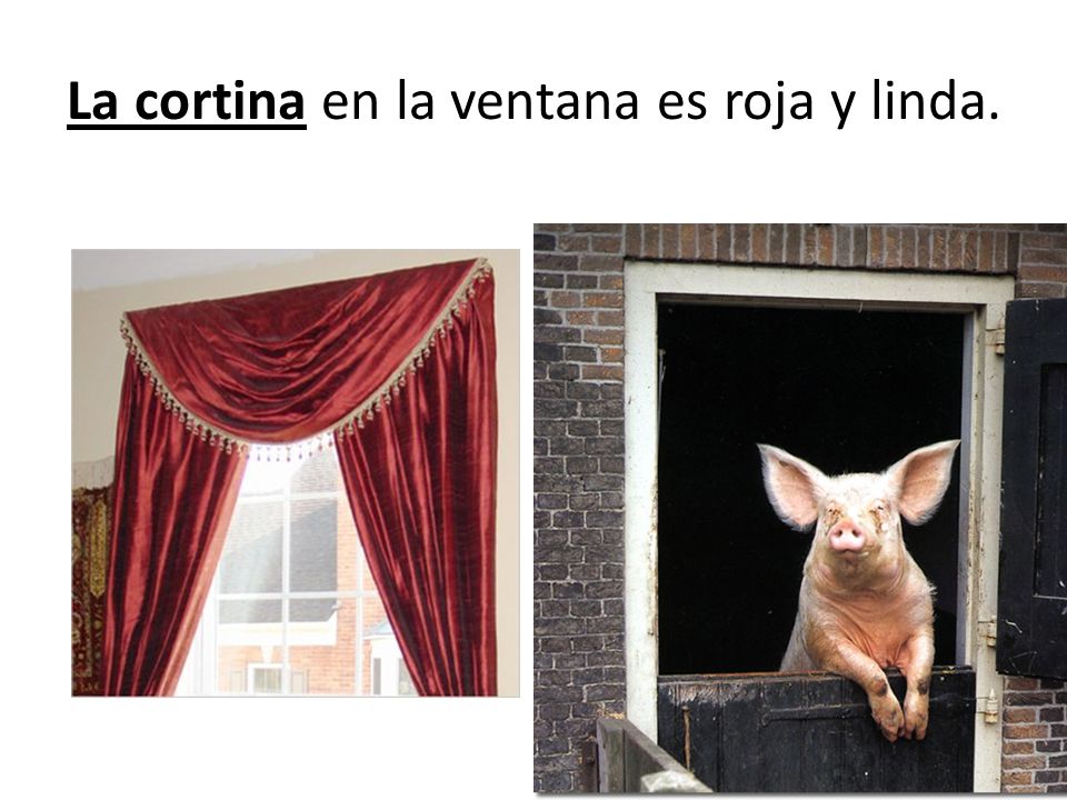 La cortina en la ventana es roja y linda.