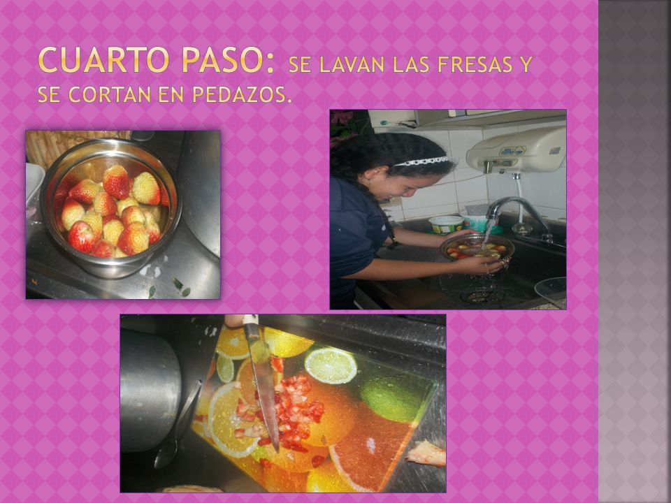 Cuarto paso: se lavan las fresas y se cortan en pedazos.
