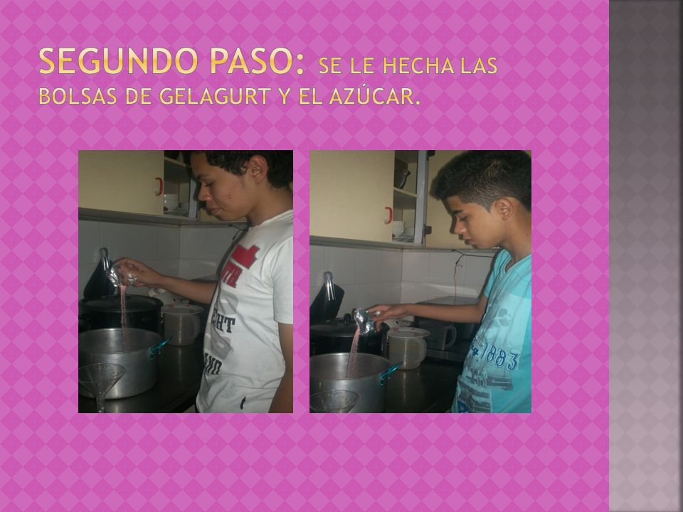 Segundo paso: se le Hecha las bolsas de gelagurt y el azúcar.