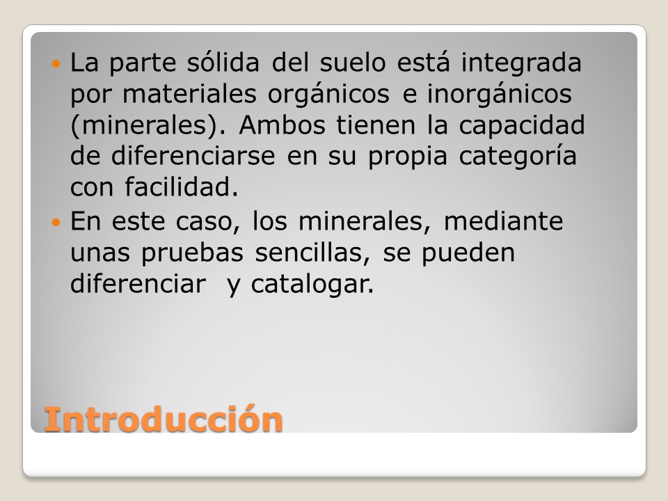 La parte sólida del suelo está integrada por materiales orgánicos e inorgánicos (minerales). Ambos tienen la capacidad de diferenciarse en su propia categoría con facilidad.