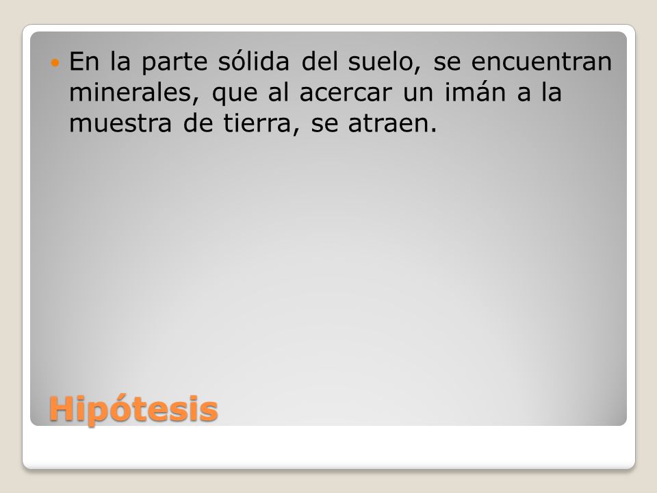 En la parte sólida del suelo, se encuentran minerales, que al acercar un imán a la muestra de tierra, se atraen.