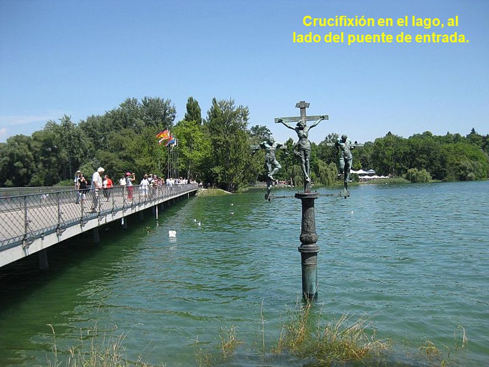 Crucifixión en el lago, al lado del puente de entrada.
