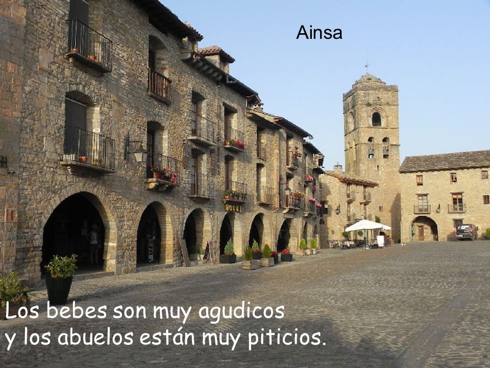 Los bebes son muy agudicos y los abuelos están muy piticios.
