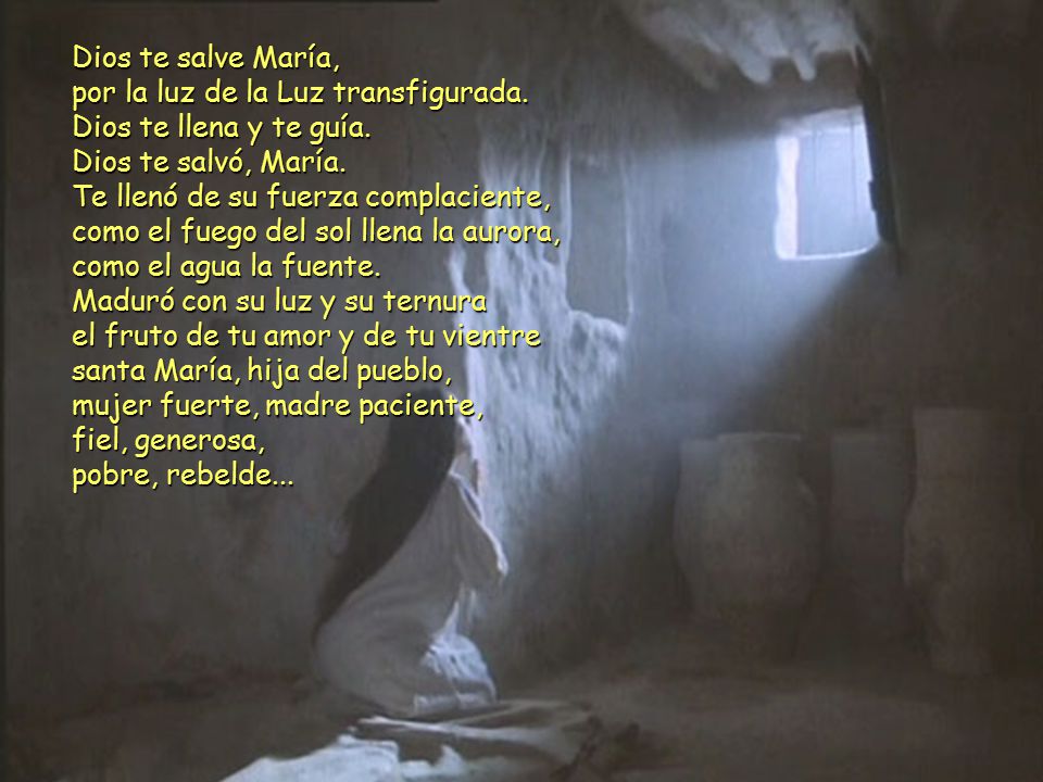 Dios te salve María, por la luz de la Luz transfigurada. Dios te llena y te guía. Dios te salvó, María.