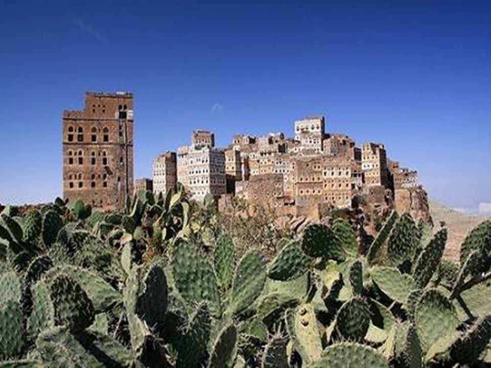 Sus pueblos, pueden estar colgando en lo alto de una montaña con vistas increíbles, o resguardados por miles de años, por murallas ,con construcciones que parecen descolocados rascacielos.