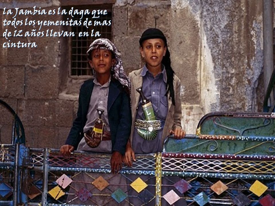 la Jambia es la daga que todos los yemenitas de mas de 12 años llevan en la cintura
