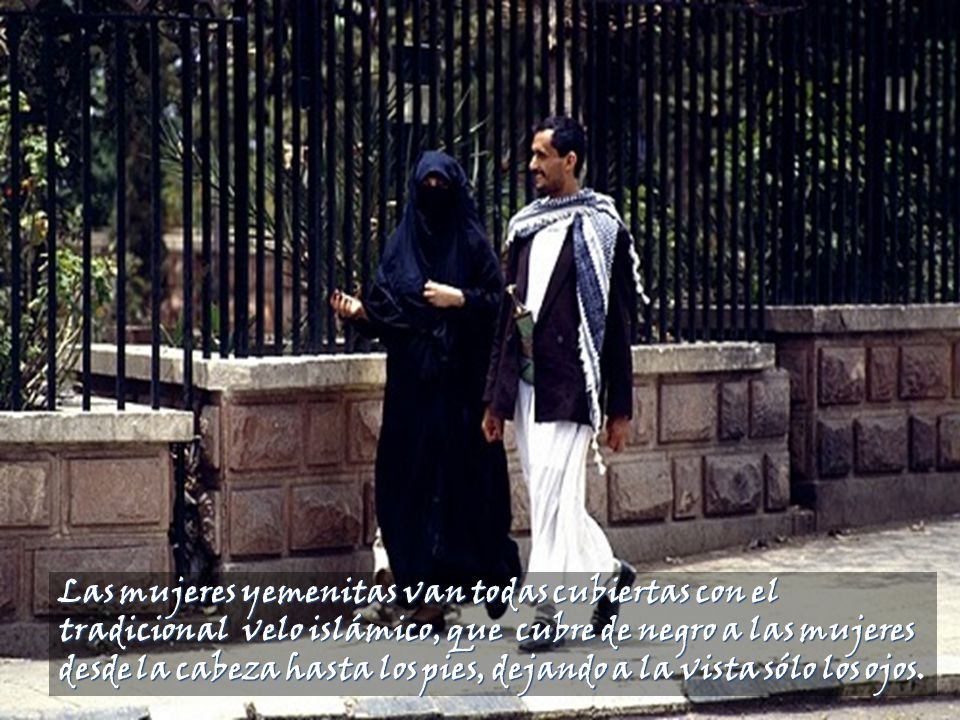 Las mujeres yemenitas van todas cubiertas con el tradicional velo islámico, que cubre de negro a las mujeres desde la cabeza hasta los pies, dejando a la vista sólo los ojos.