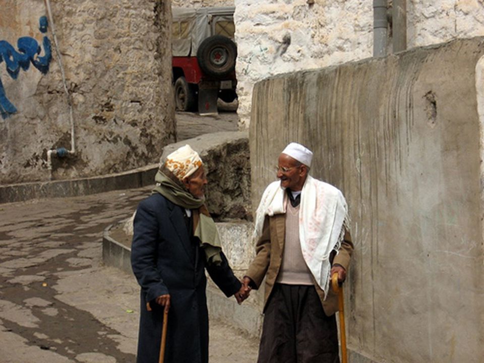 En Yemen, es posible encontrar pueblos y ciudades que no han cambiado casi nada incluso en los últimos mil años o mas. También su gente, en su enorme mayoría es muy tranquila y lleva una vida rústica en donde pocas cosas cambian.