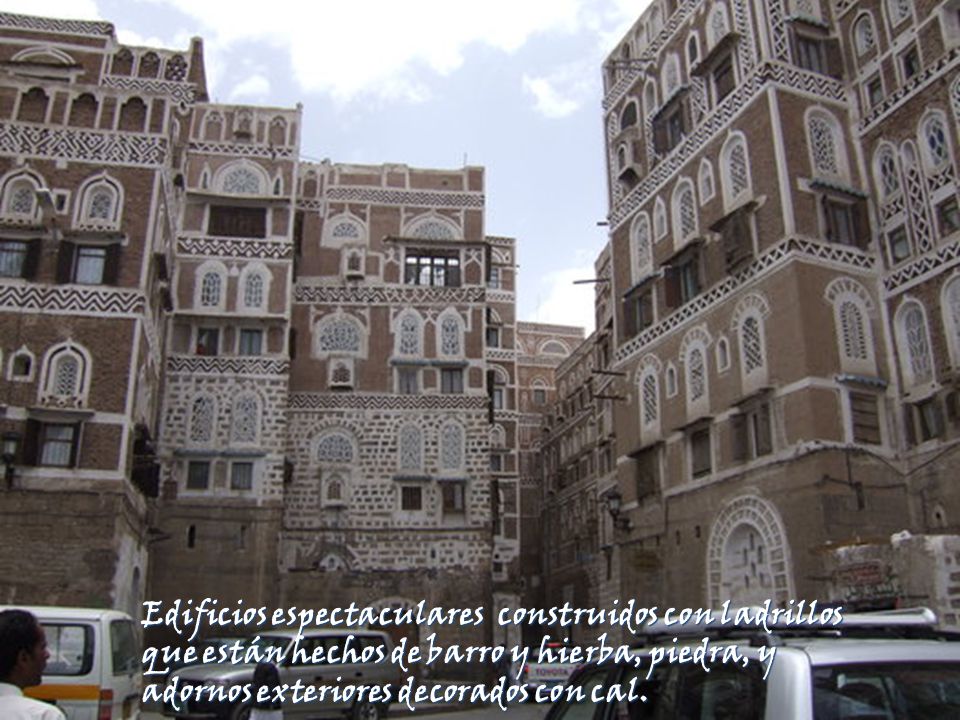 Edificios espectaculares construidos con ladrillos que están hechos de barro y hierba, piedra, y adornos exteriores decorados con cal.