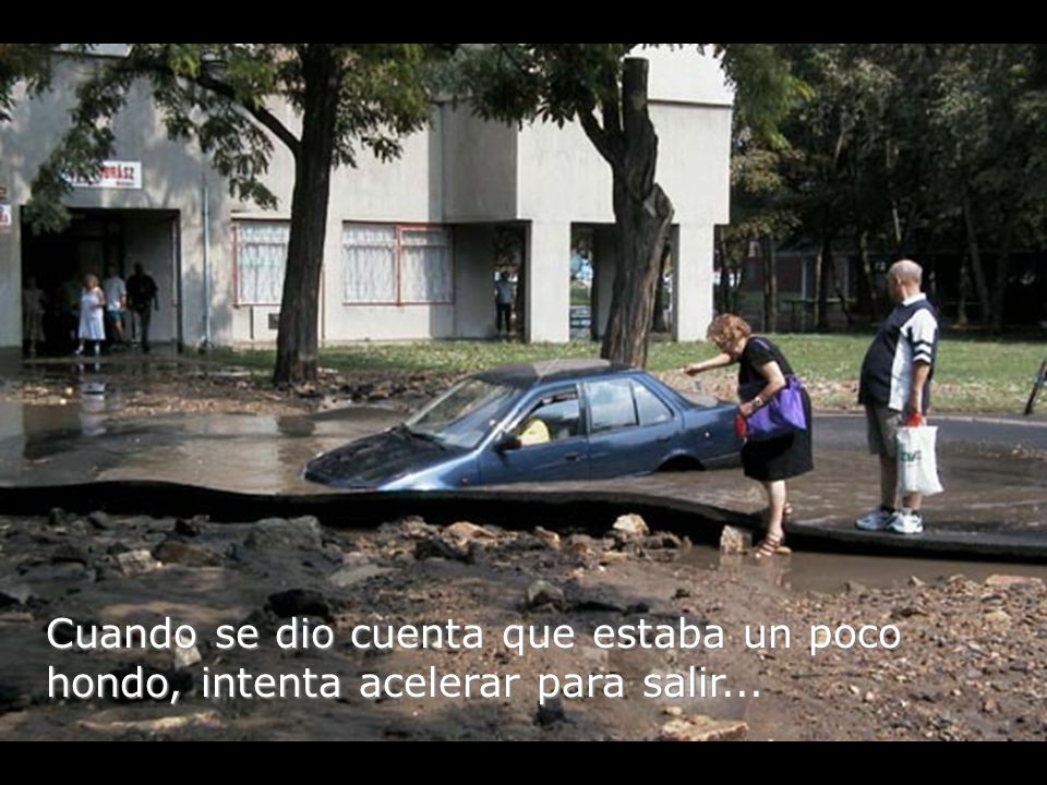 Cuando se dio cuenta que estaba un poco hondo, intenta acelerar para salir...