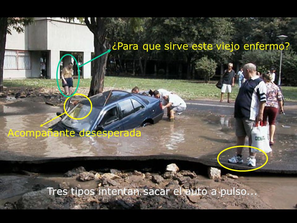 Tres tipos intentan sacar el auto a pulso...