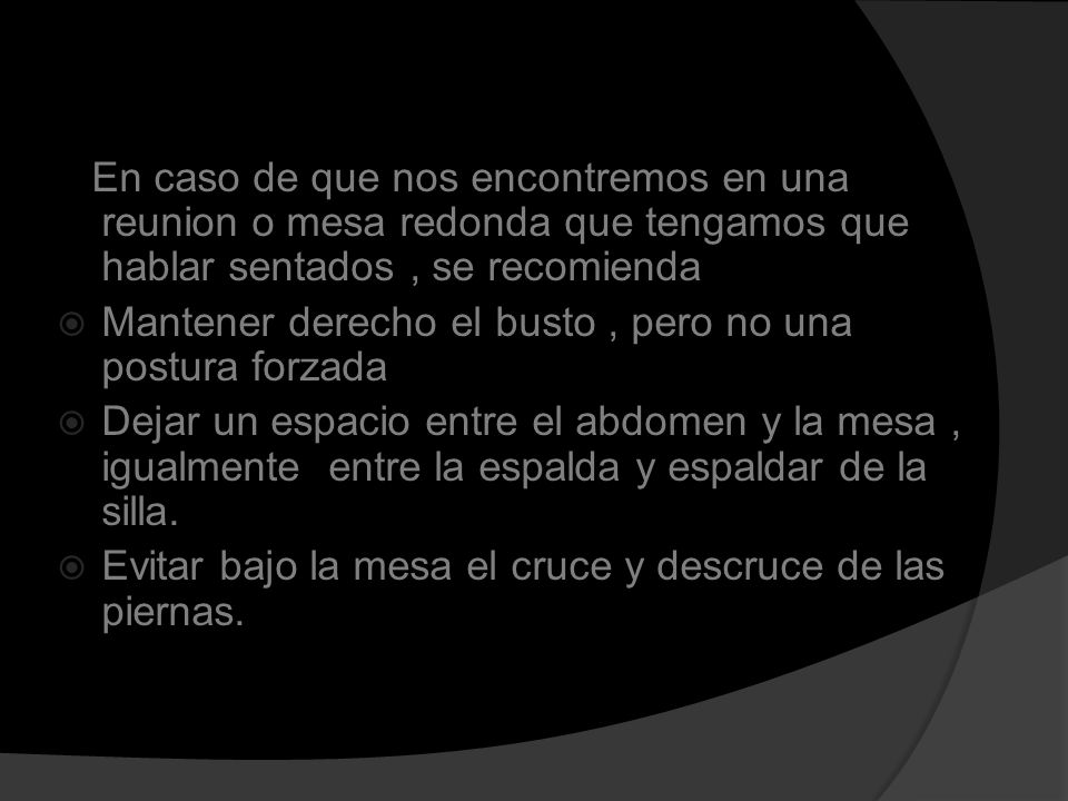 En caso de que nos encontremos en una reunion o mesa redonda que tengamos que hablar sentados , se recomienda