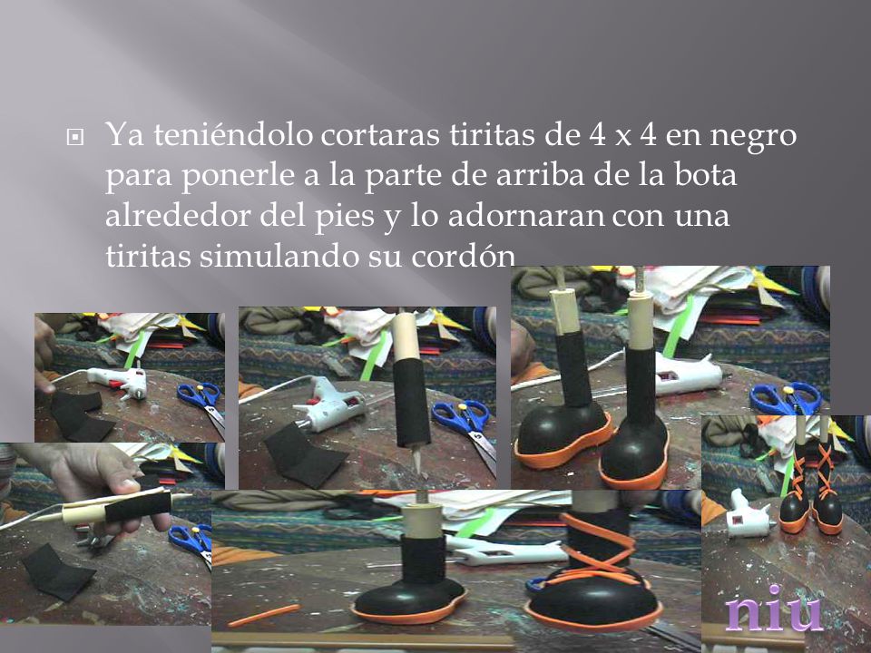 Ya teniéndolo cortaras tiritas de 4 x 4 en negro para ponerle a la parte de arriba de la bota alrededor del pies y lo adornaran con una tiritas simulando su cordón