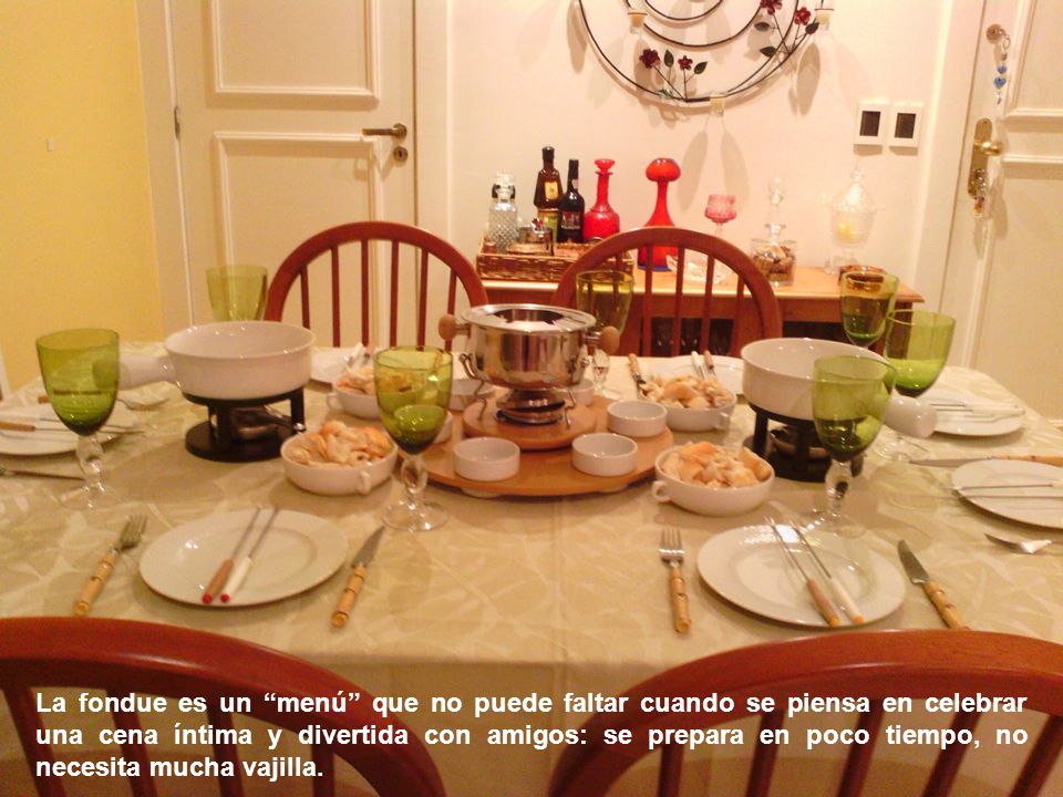 La fondue es un menú que no puede faltar cuando se piensa en celebrar una cena íntima y divertida con amigos: se prepara en poco tiempo, no necesita mucha vajilla.