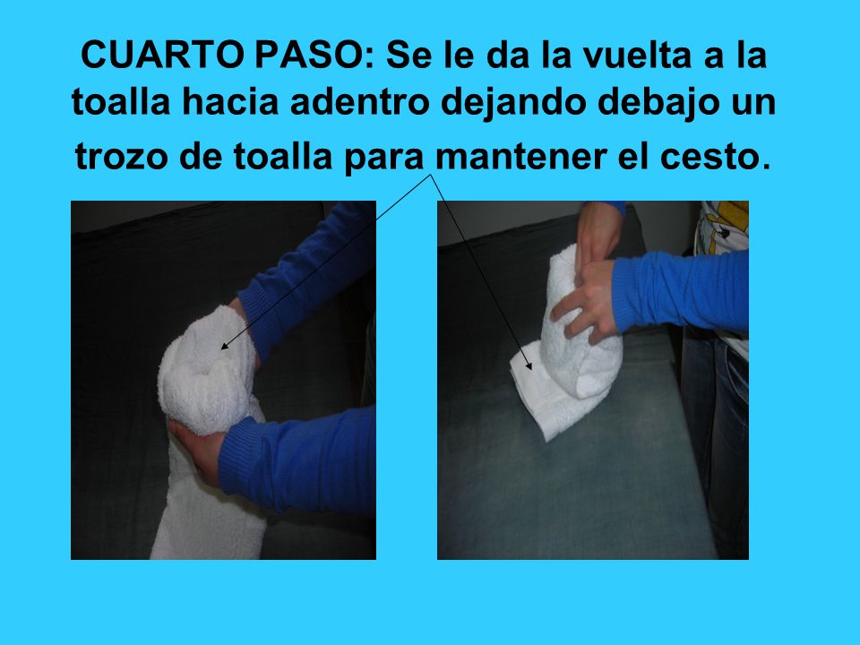 CUARTO PASO: Se le da la vuelta a la toalla hacia adentro dejando debajo un trozo de toalla para mantener el cesto.