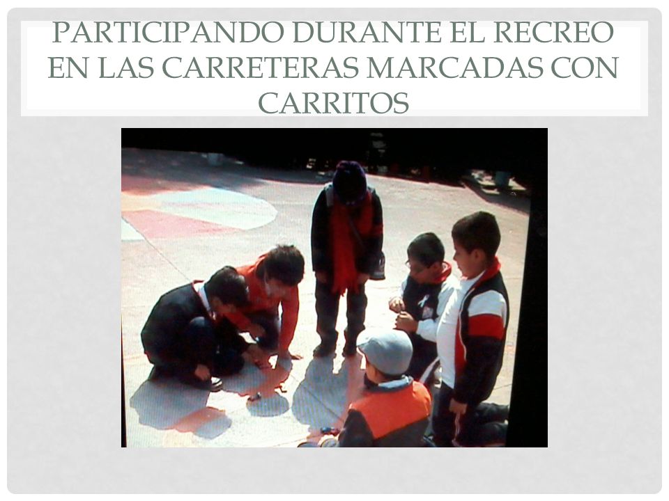 Participando durante el recreo en las carreteras marcadas con carritos