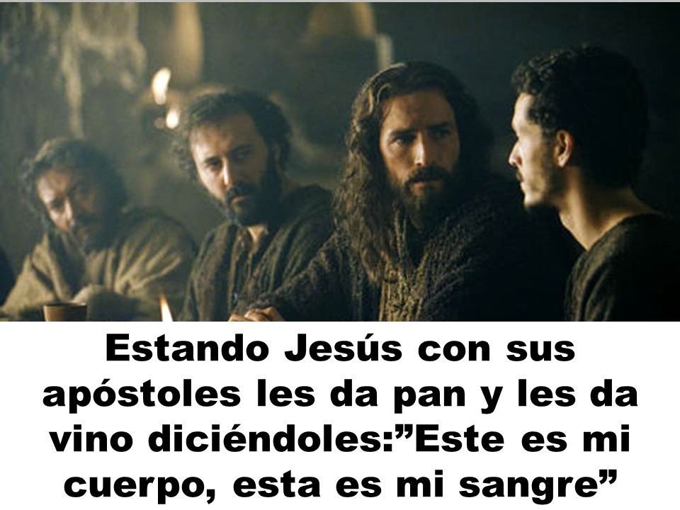 Estando Jesús con sus apóstoles les da pan y les da vino diciéndoles: Este es mi cuerpo, esta es mi sangre