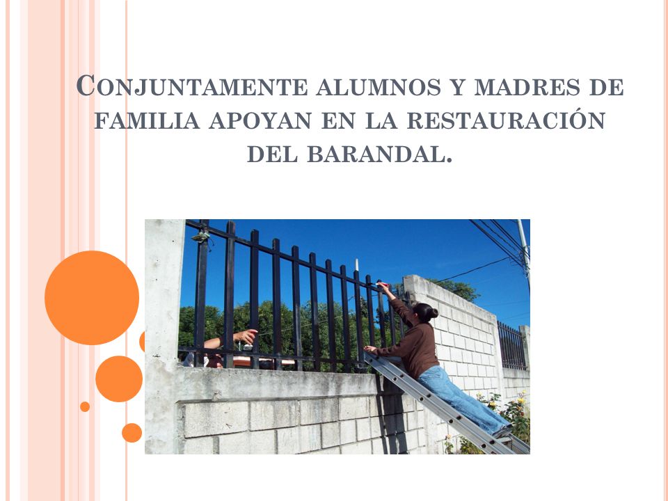 Conjuntamente alumnos y madres de familia apoyan en la restauración del barandal.