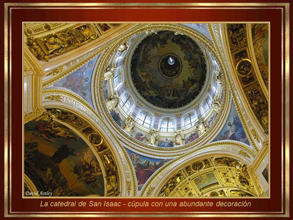 La catedral de San Isaac - cúpula con una abundante decoración