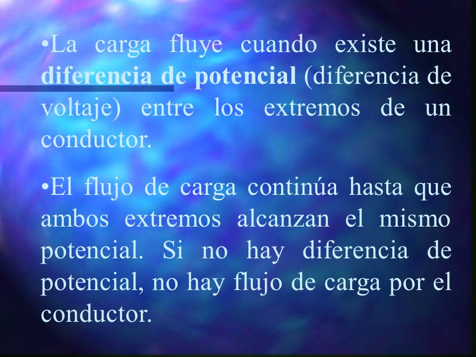 La carga fluye cuando existe una diferencia de potencial (diferencia de voltaje) entre los extremos de un conductor.