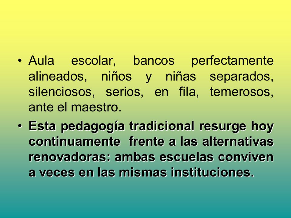 Aula escolar, bancos perfectamente alineados, niños y niñas separados, silenciosos, serios, en fila, temerosos, ante el maestro.