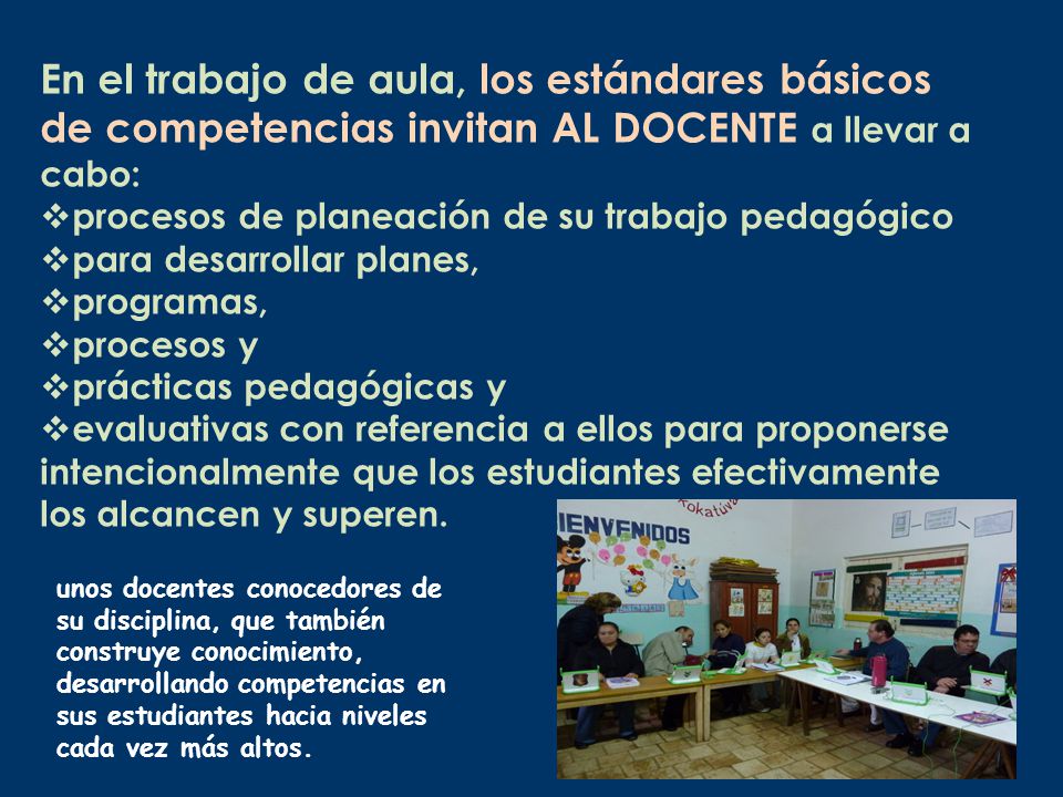 En el trabajo de aula, los estándares básicos de competencias invitan AL DOCENTE a llevar a cabo: