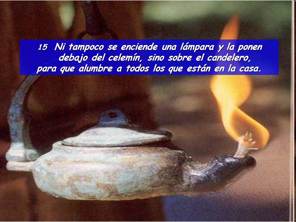 para que alumbre a todos los que están en la casa.