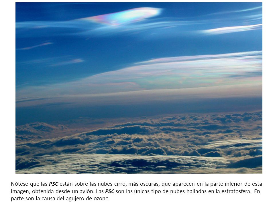 Nótese que las PSC están sobre las nubes cirro, más oscuras, que aparecen en la parte inferior de esta imagen, obtenida desde un avión.