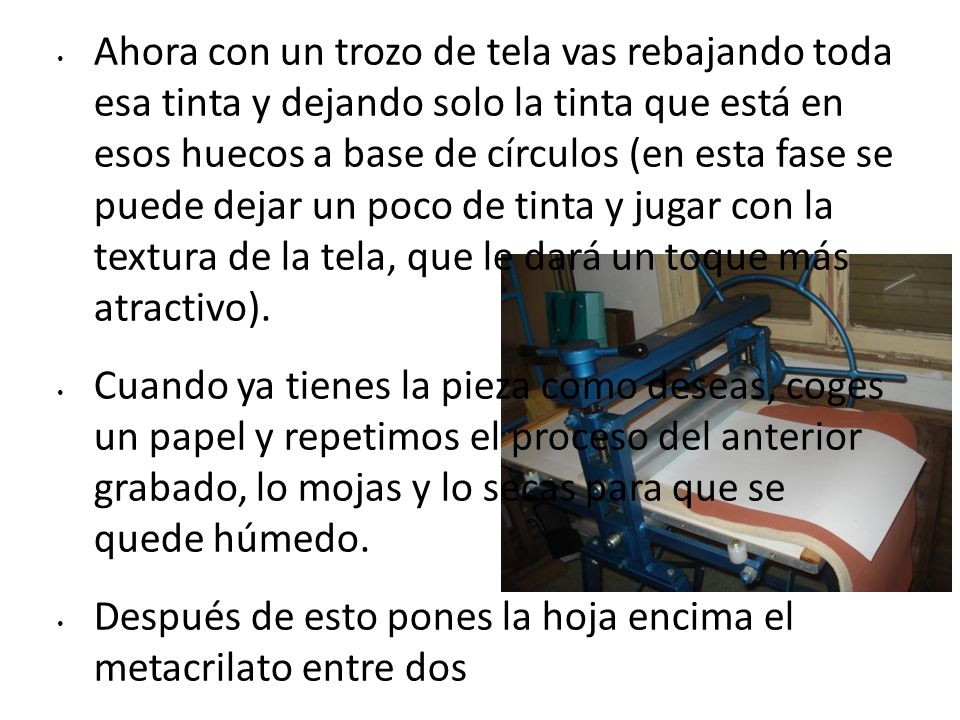 Ahora con un trozo de tela vas rebajando toda esa tinta y dejando solo la tinta que está en esos huecos a base de círculos (en esta fase se puede dejar un poco de tinta y jugar con la textura de la tela, que le dará un toque más atractivo).