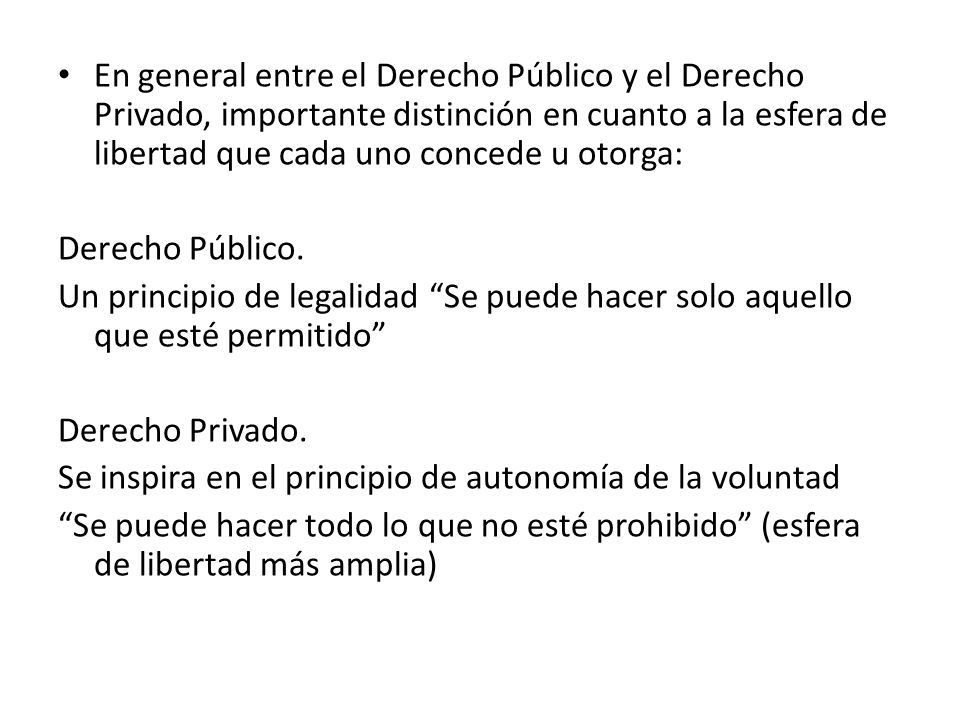 En general entre el Derecho Público y el Derecho Privado, importante distinción en cuanto a la esfera de libertad que cada uno concede u otorga: