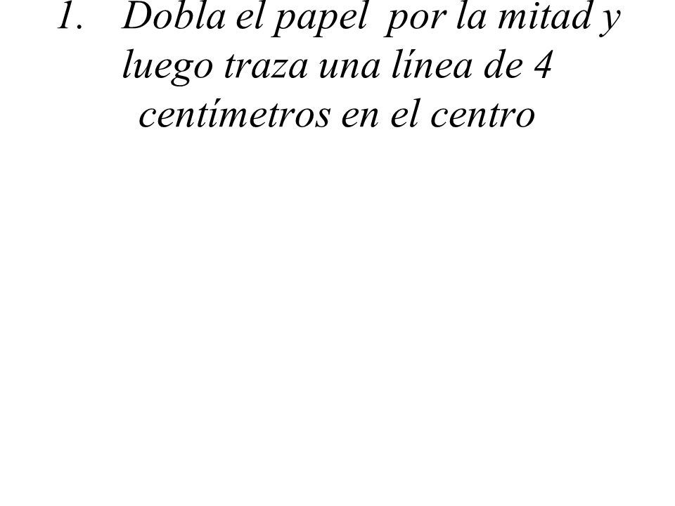 1. Dobla el papel por la mitad y luego traza una línea de 4 centímetros en el centro