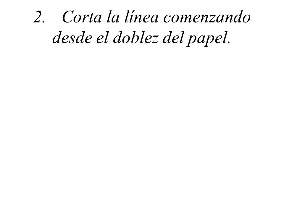 2. Corta la línea comenzando desde el doblez del papel.
