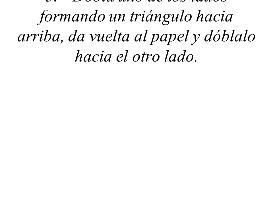 3. Dobla uno de los lados formando un triángulo hacia arriba, da vuelta al papel y dóblalo hacia el otro lado.