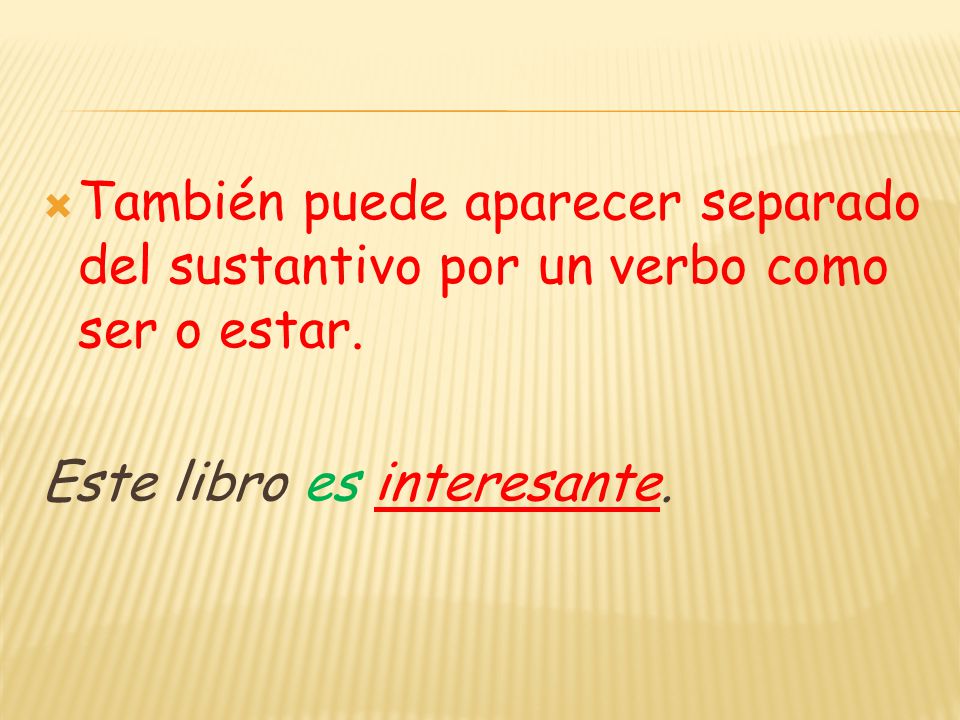 También puede aparecer separado del sustantivo por un verbo como ser o estar.