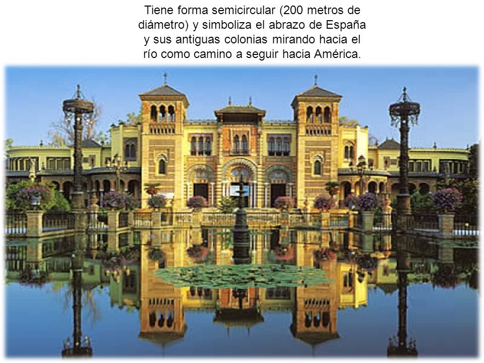 Tiene forma semicircular (200 metros de diámetro) y simboliza el abrazo de España y sus antiguas colonias mirando hacia el río como camino a seguir hacia América.