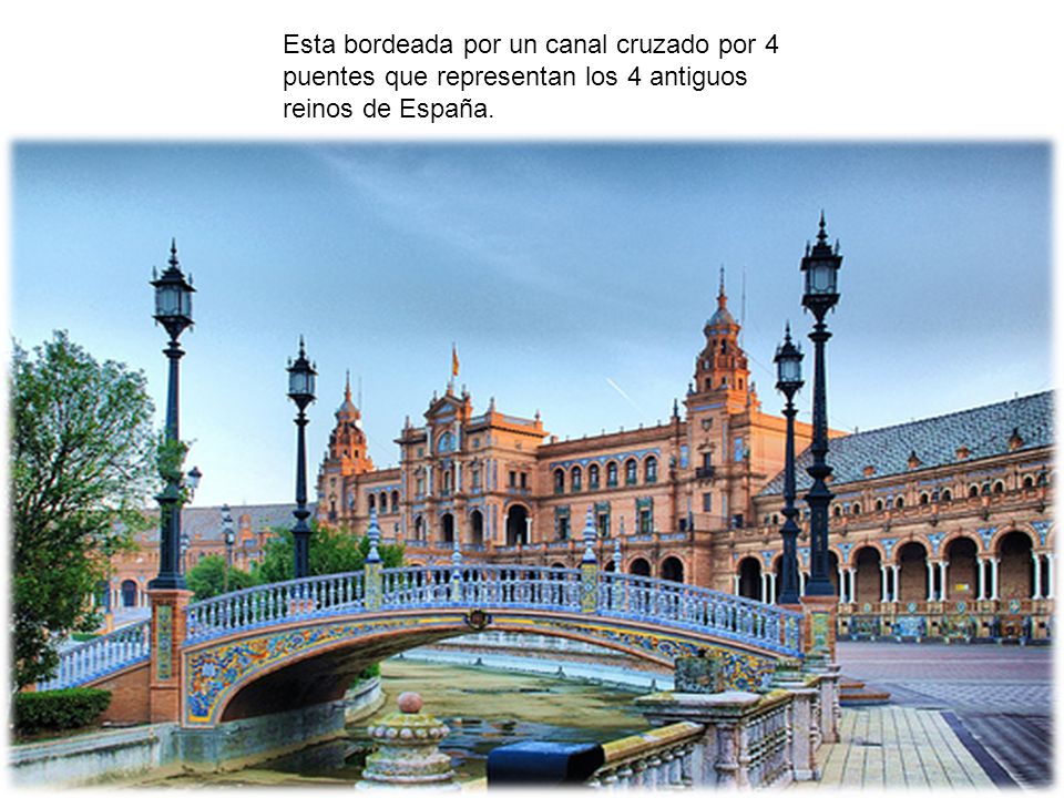 Esta bordeada por un canal cruzado por 4 puentes que representan los 4 antiguos reinos de España.