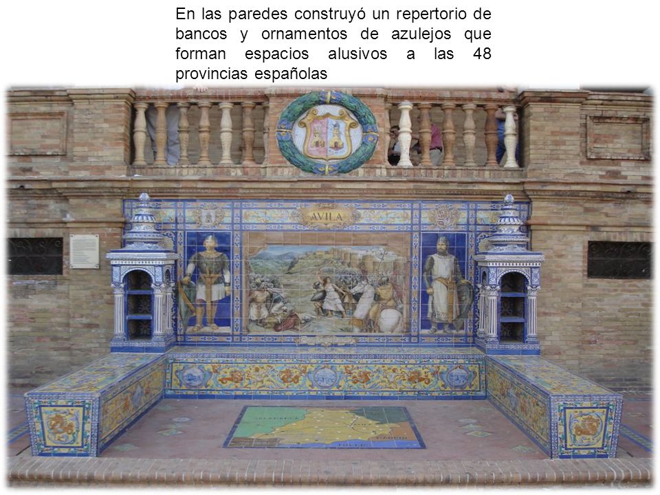 En las paredes construyó un repertorio de bancos y ornamentos de azulejos que forman espacios alusivos a las 48 provincias españolas